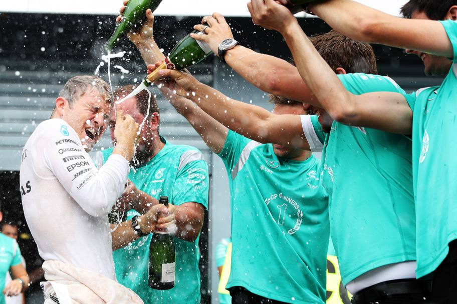 Il team festeggia il vincitore. Getty Images